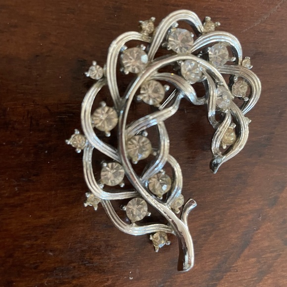 Vintage LISNER crystal silver tone metal leaves/bouquet brooch pin - Picture 2 of 4